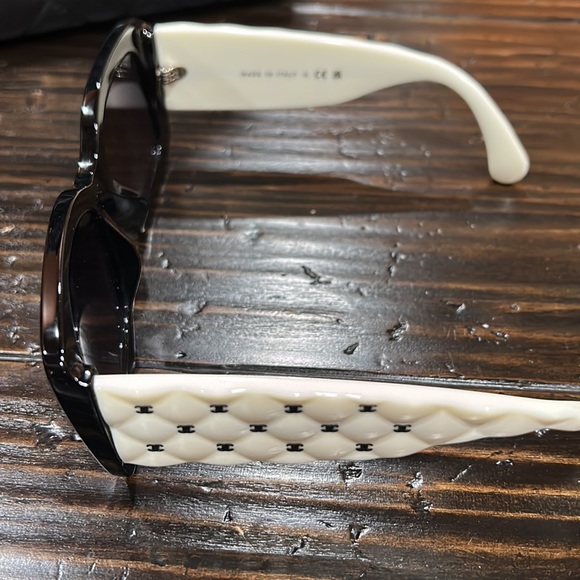 SOLD! CHANEL 2023 STUNNING SHADES. BEAUTIFUL!!!! Enjoyed maybe 3 times. - Picture 10 of 17